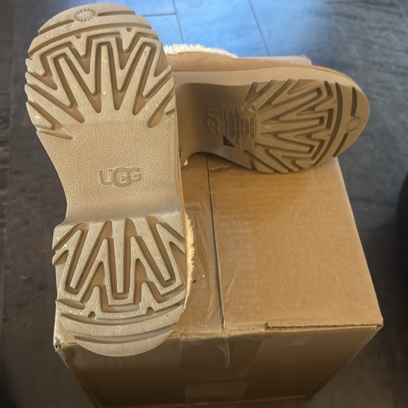 Ugg clog chest great condition —“New Heights City clog” size 9 - Picture 4 of 4